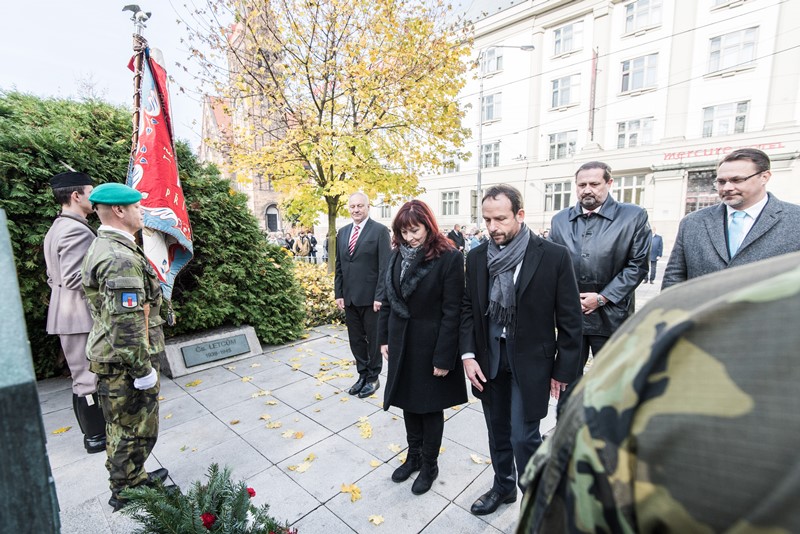 Spolu s primátorem Tomášem Macurou se aktu zúčastnili náměstci primátora Michal Mariánek, Zbyněk Pražák a Iveta Vozňáková. Přítomen byl tajemník magistrátu Břetislav Gibas. Foto: L. Kaboň